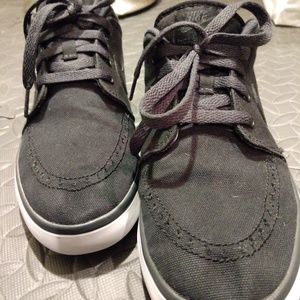 Mens Black Canvas Nike Suketo shoes size 8
